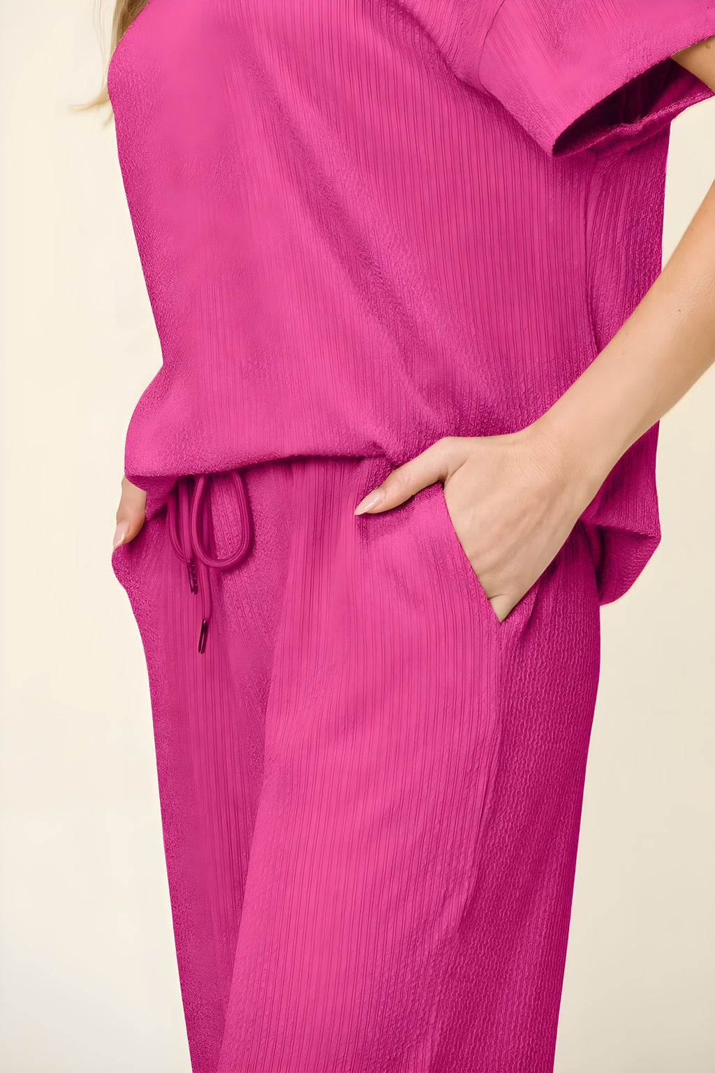 Dubbel ta full storlek textur rund hals kort hylsa t-shirt och breda benbyxor