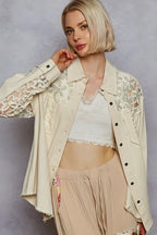 Pol Button Down Raw Edg Camisa con parche de encaje Pearl