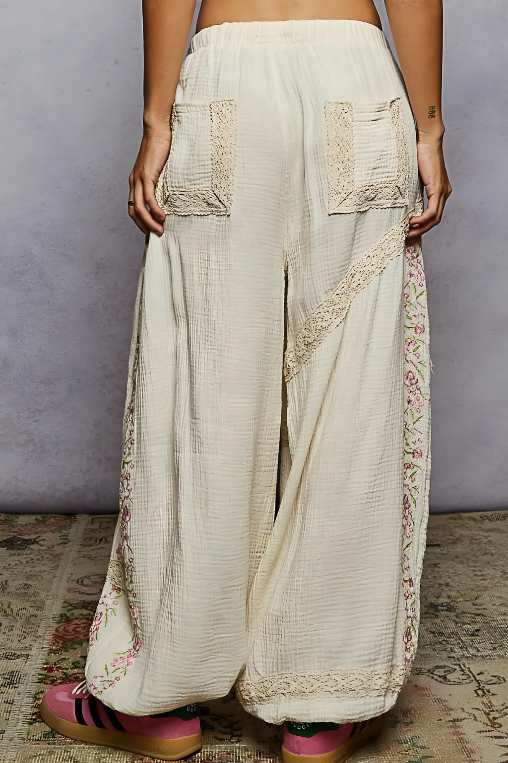 Pol -kukkabrodeeratut kiristyjälihastimet pitsikoristeilla