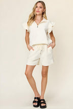Fullstorleksstrukturerad flounce hylsa topp & dragstring shorts set