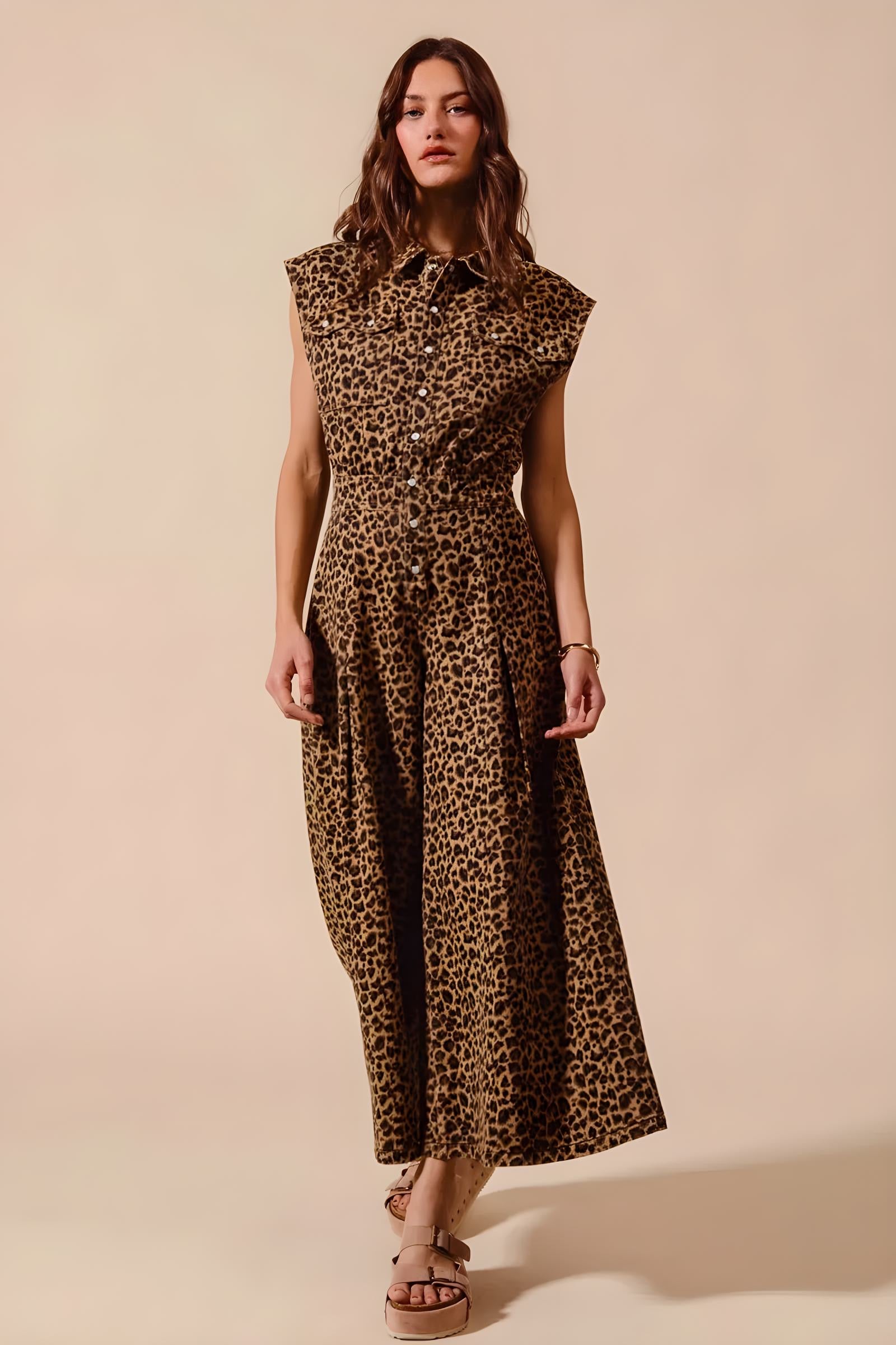 Έτσι, με το Wide Lole Leopard Flals Jumpsuit με το Tuck