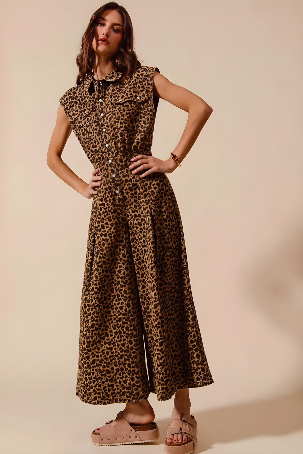 Έτσι, με το Wide Lole Leopard Flals Jumpsuit με το Tuck