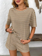 Ensemble t-shirt à manches courtes à col rond rayé et short