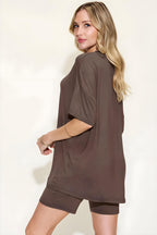 Bae BAE Tamanho completo Camiseta de ombro e shorts de decote em V