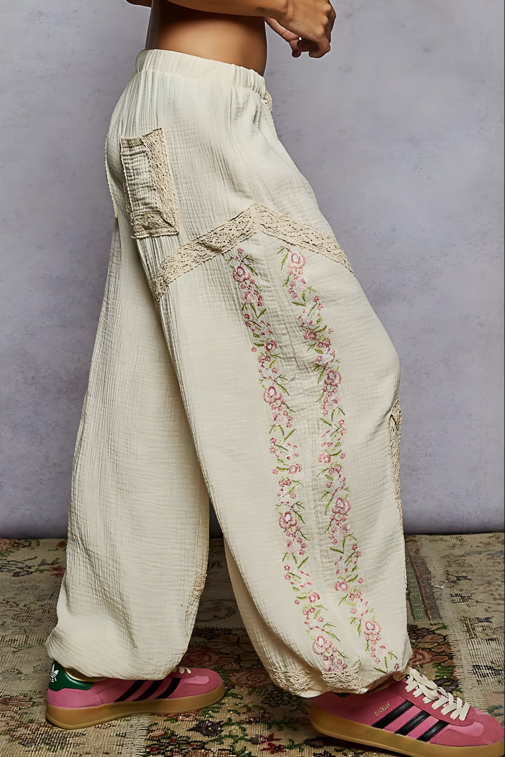 Pol -kukkabrodeeratut kiristyjälihastimet pitsikoristeilla