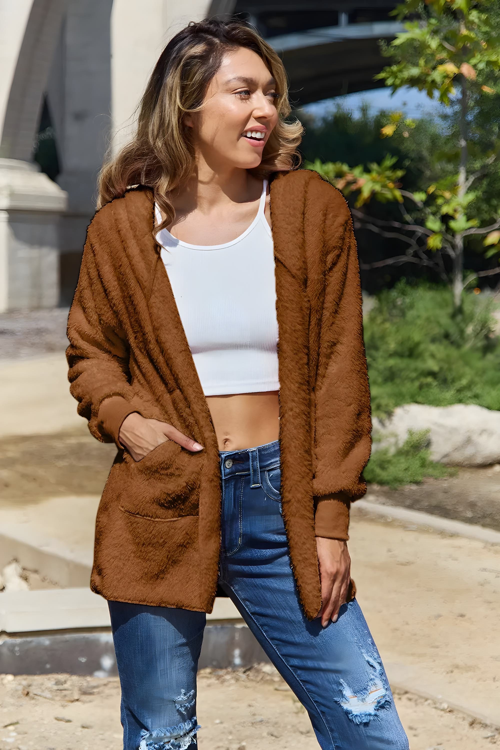Chaqueta con capucha de peluche de tamaño completo con bolsillos para mujeres