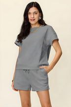 Dobbelt ta full størrelse tekstur kort ermet t-skjorte og snor shorts sett