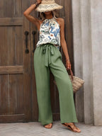 Potištěné nádrž a široké kalhoty nohou