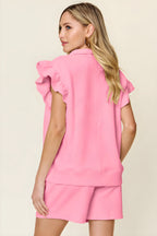 Fullstorleksstrukturerad flounce hylsa topp & dragstring shorts set