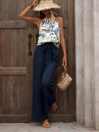 Potištěné nádrž a široké kalhoty nohou