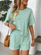 Ensemble t-shirt à manches courtes à col rond rayé et short