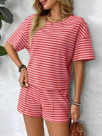 Ensemble t-shirt à manches courtes à col rond rayé et short