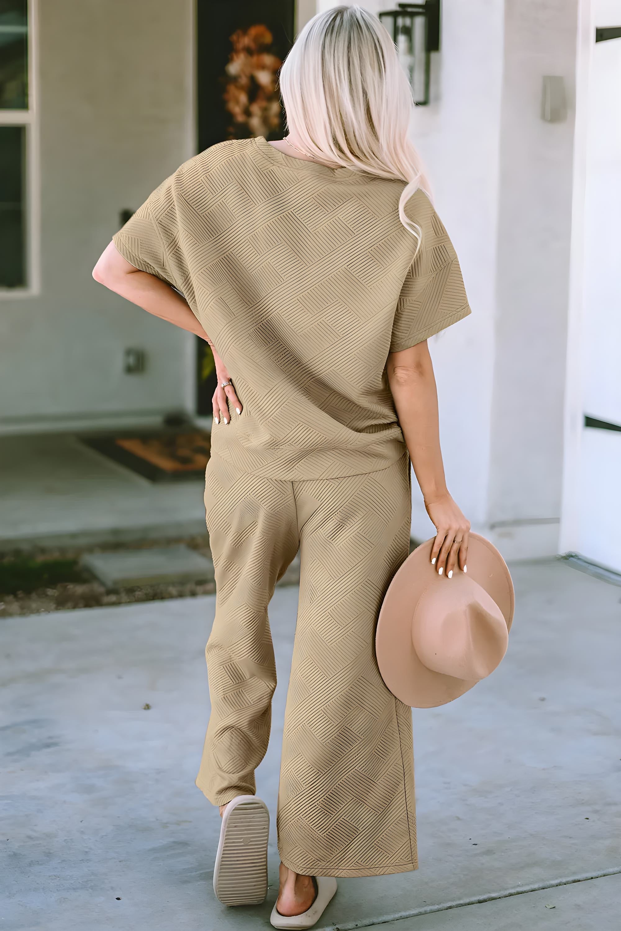 Top a manicotto corto con texture a grandezza naturale e pantaloni impostati