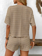 Ensemble t-shirt à manches courtes à col rond rayé et short