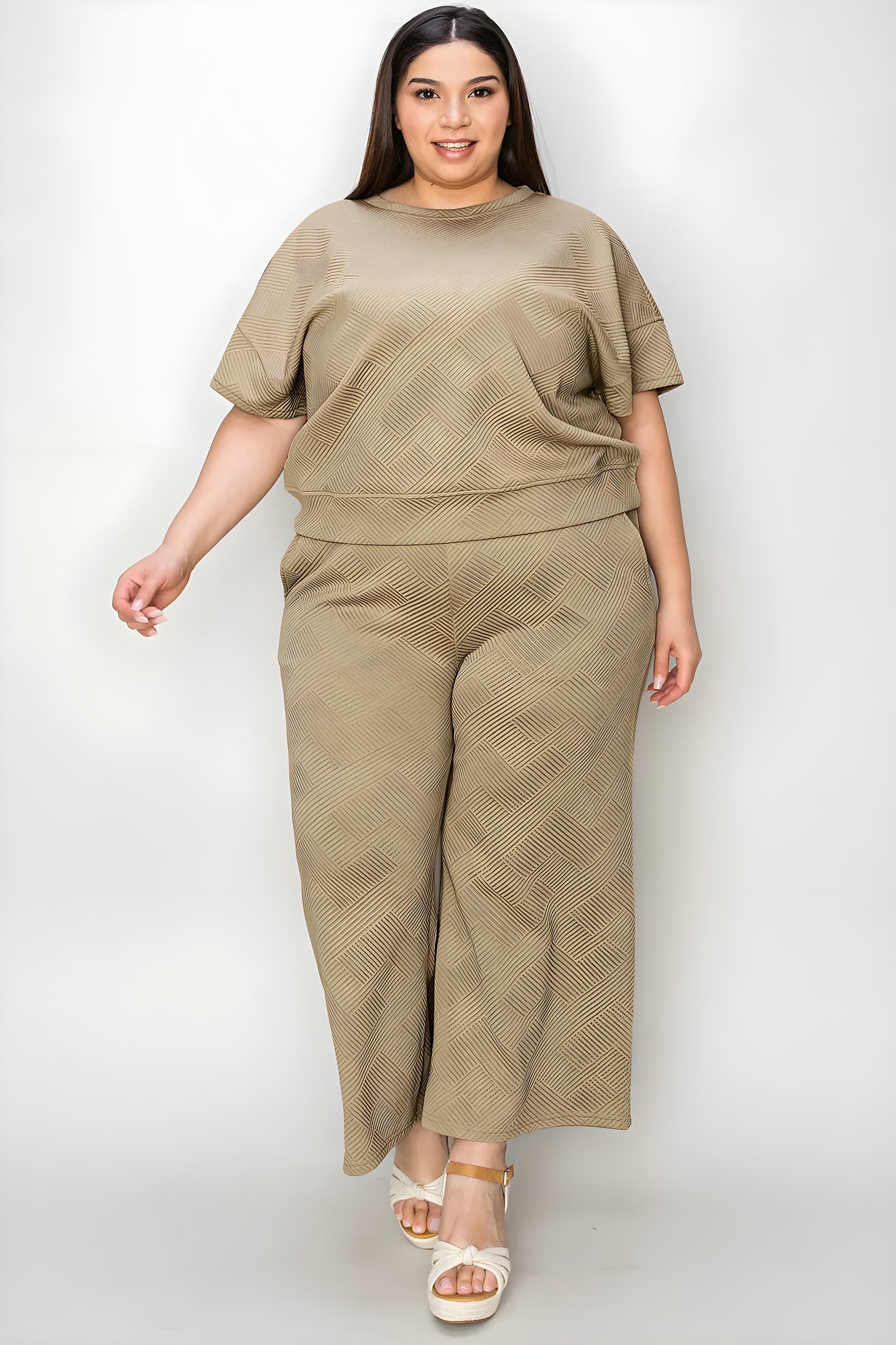 Top a manicotto corto con texture a grandezza naturale e pantaloni impostati