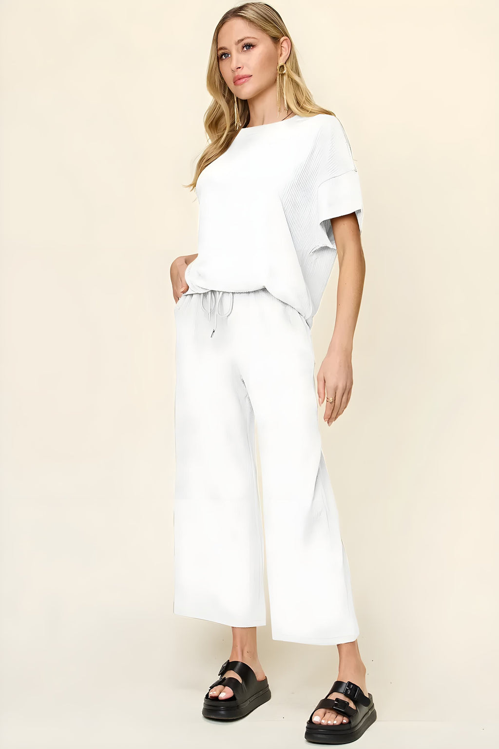 Dubbel ta full storlek textur rund hals kort hylsa t-shirt och breda benbyxor