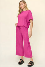 Dubbel ta full storlek textur rund hals kort hylsa t-shirt och breda benbyxor