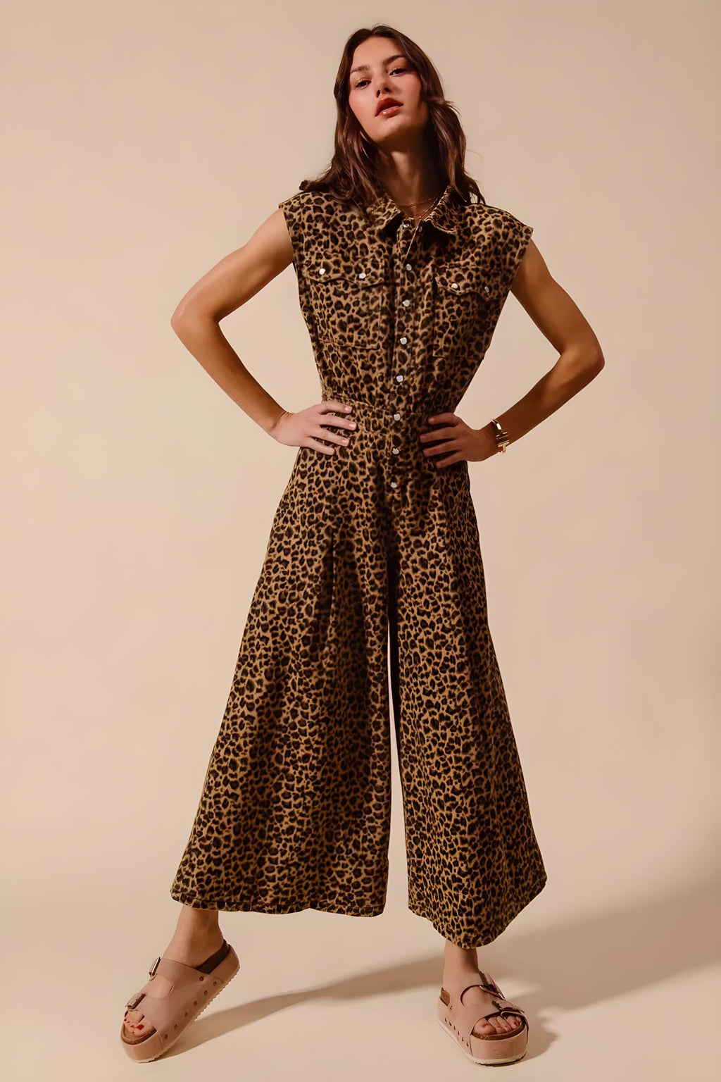 Έτσι, με το Wide Lole Leopard Flals Jumpsuit με το Tuck