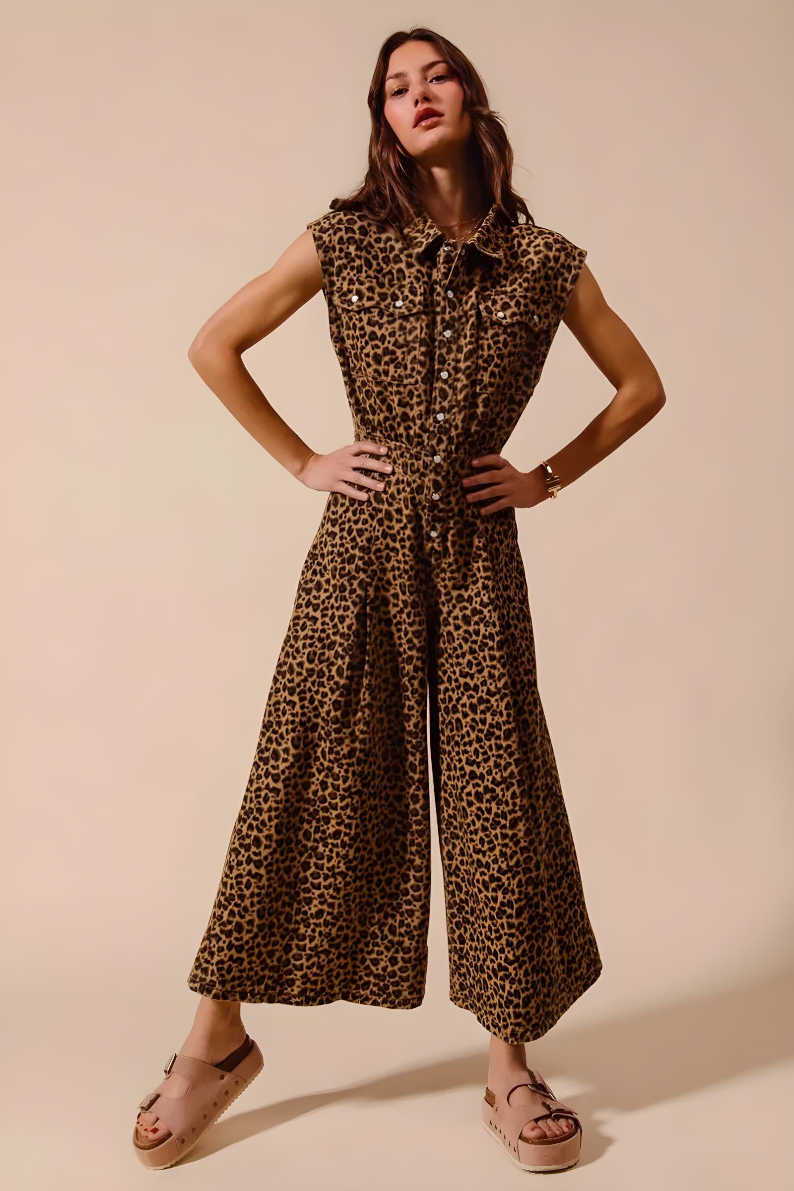 Έτσι, με το Wide Lole Leopard Flals Jumpsuit με το Tuck