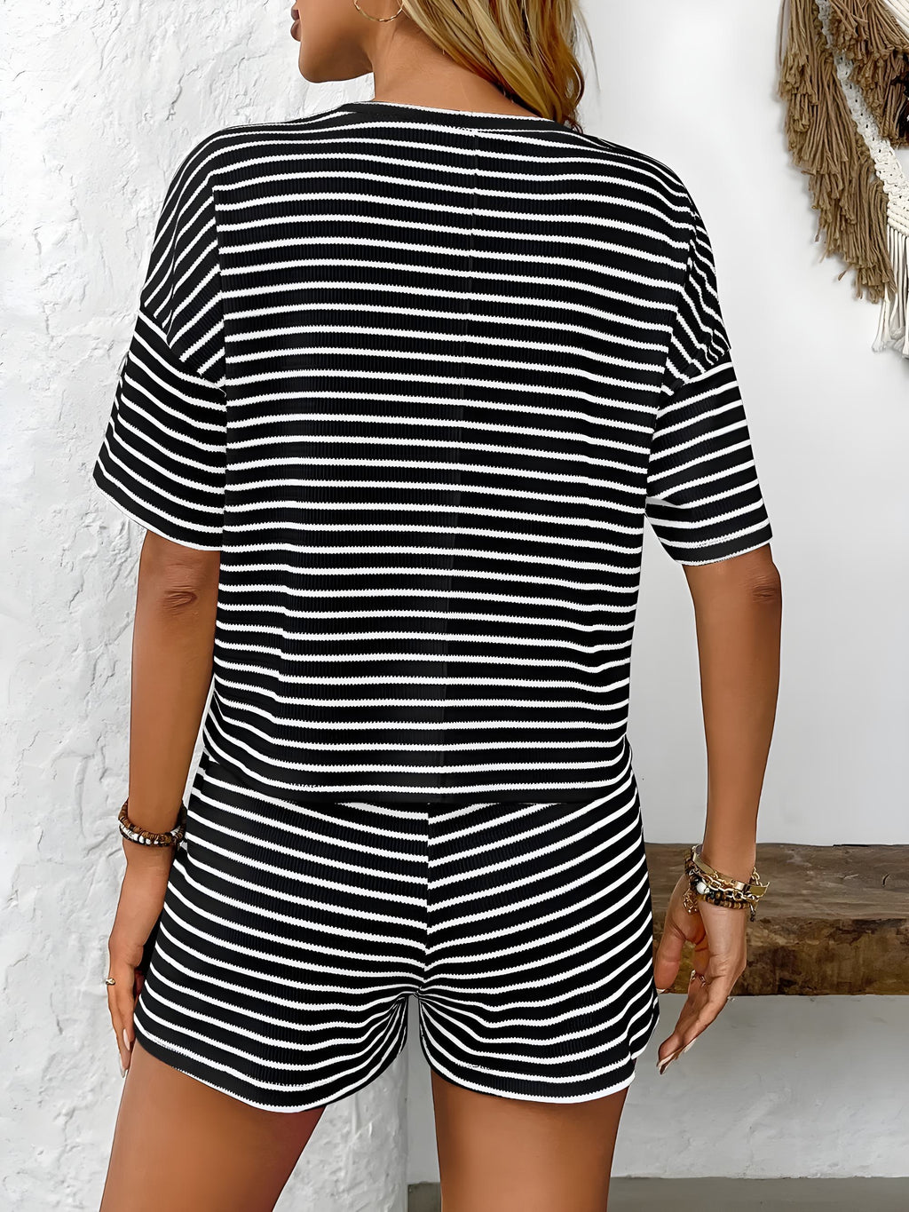 Ensemble t-shirt à manches courtes à col rond rayé et short