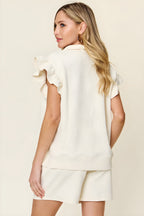 Fullstorleksstrukturerad flounce hylsa topp & dragstring shorts set