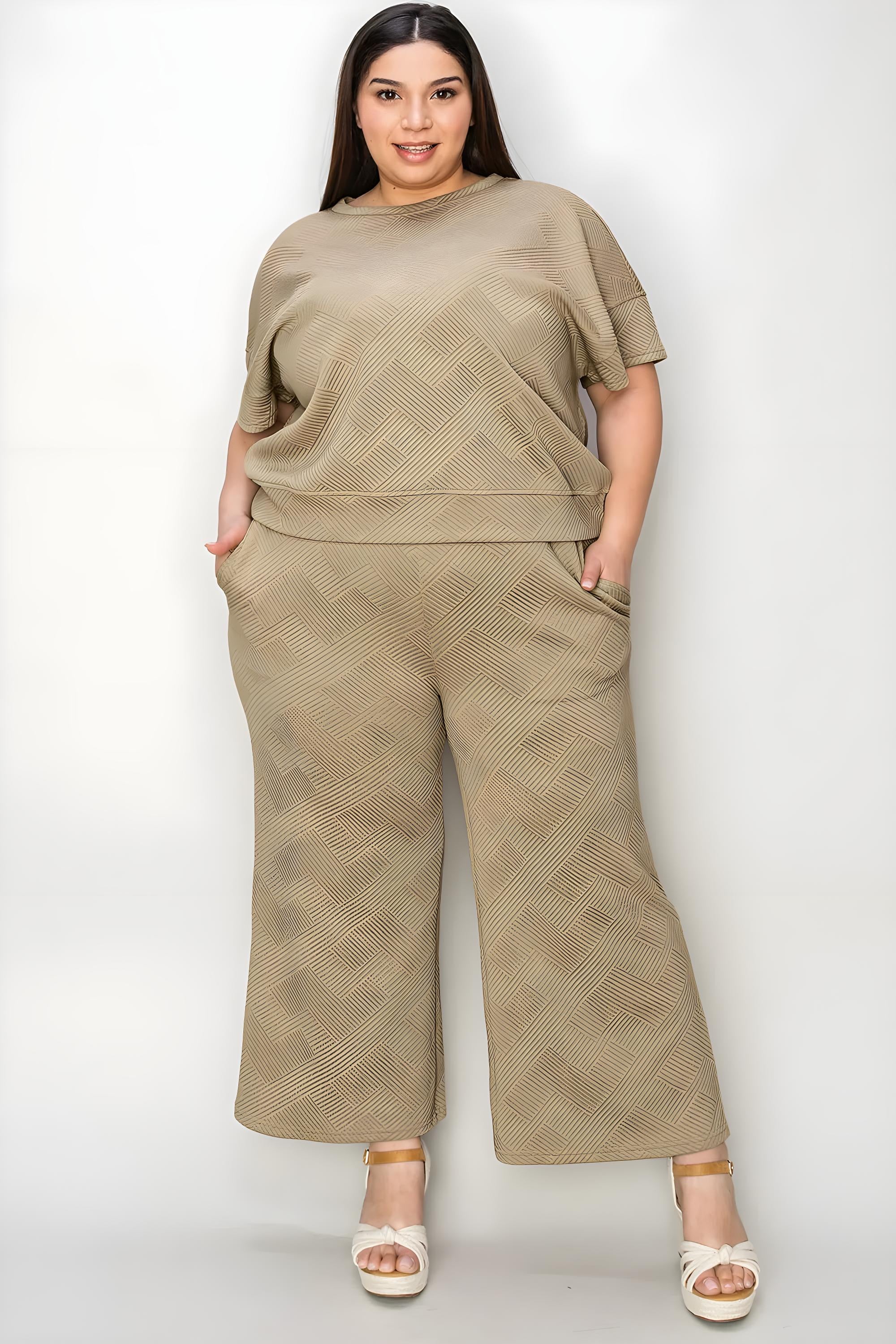 Top a manicotto corto con texture a grandezza naturale e pantaloni impostati