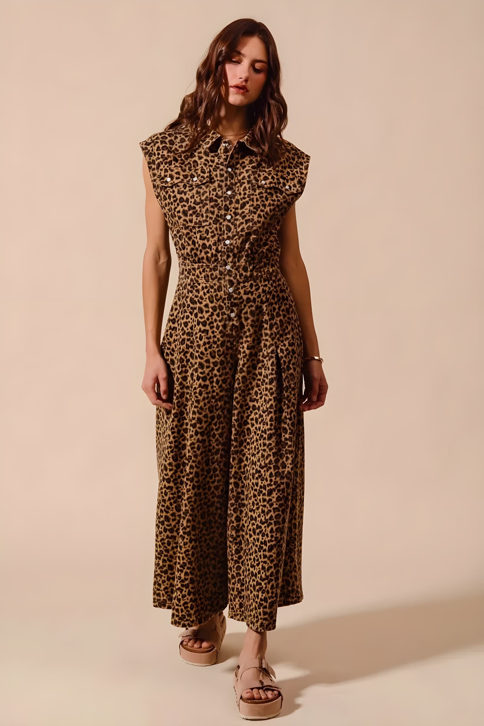 Έτσι, με το Wide Lole Leopard Flals Jumpsuit με το Tuck