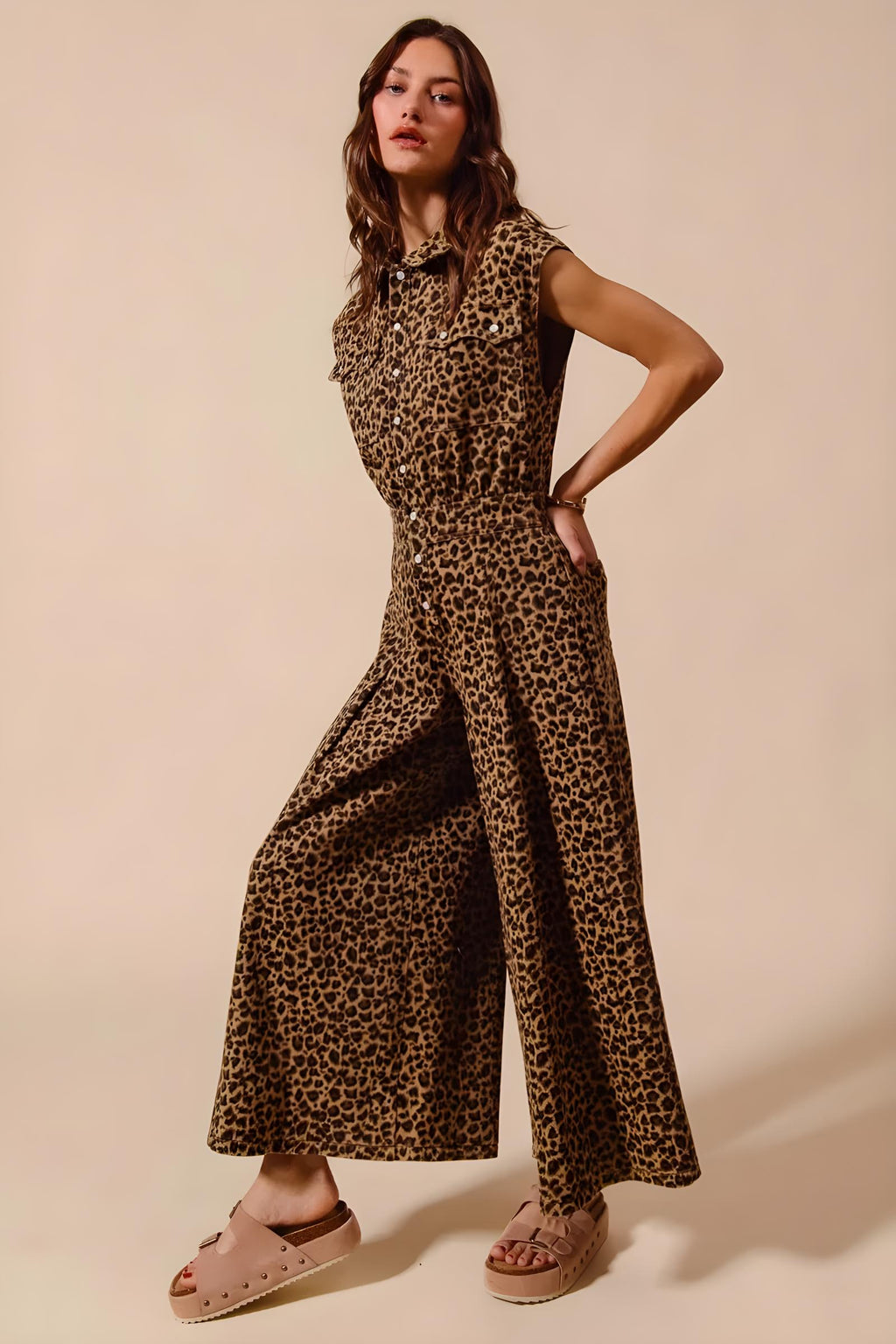 Έτσι, με το Wide Lole Leopard Flals Jumpsuit με το Tuck