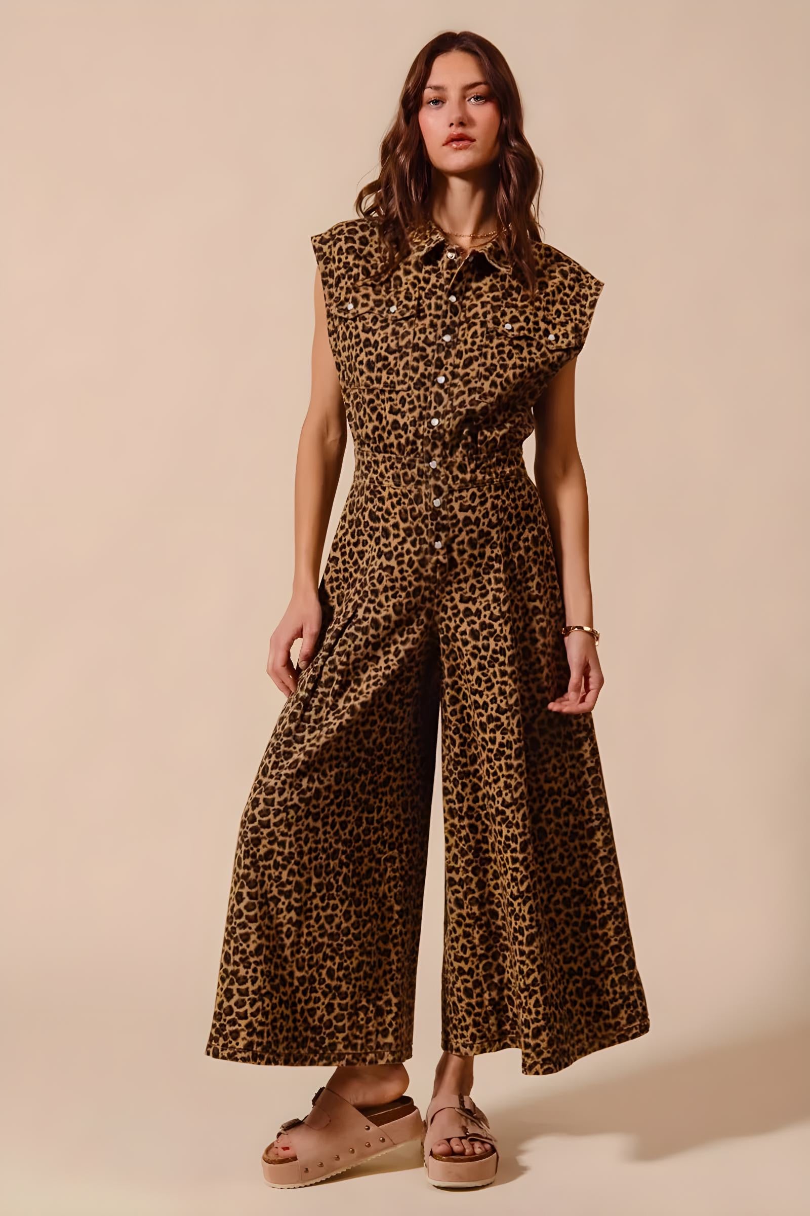 Έτσι, με το Wide Lole Leopard Flals Jumpsuit με το Tuck