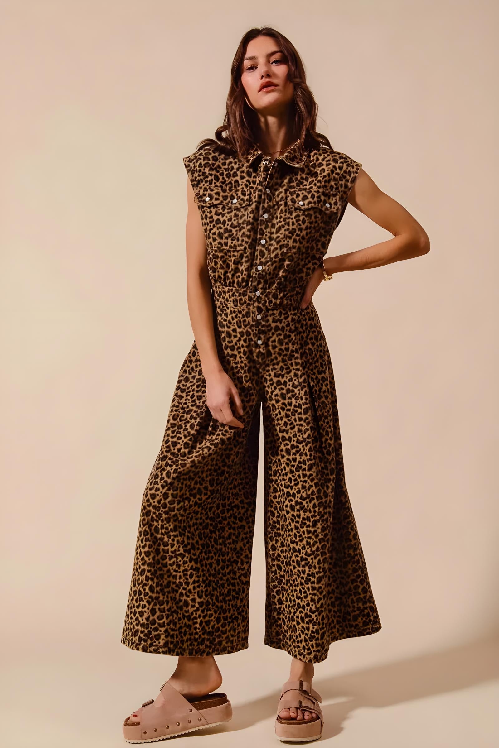 Έτσι, με το Wide Lole Leopard Flals Jumpsuit με το Tuck