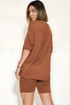 Bae BAE Tamanho completo Camiseta de ombro e shorts de decote em V