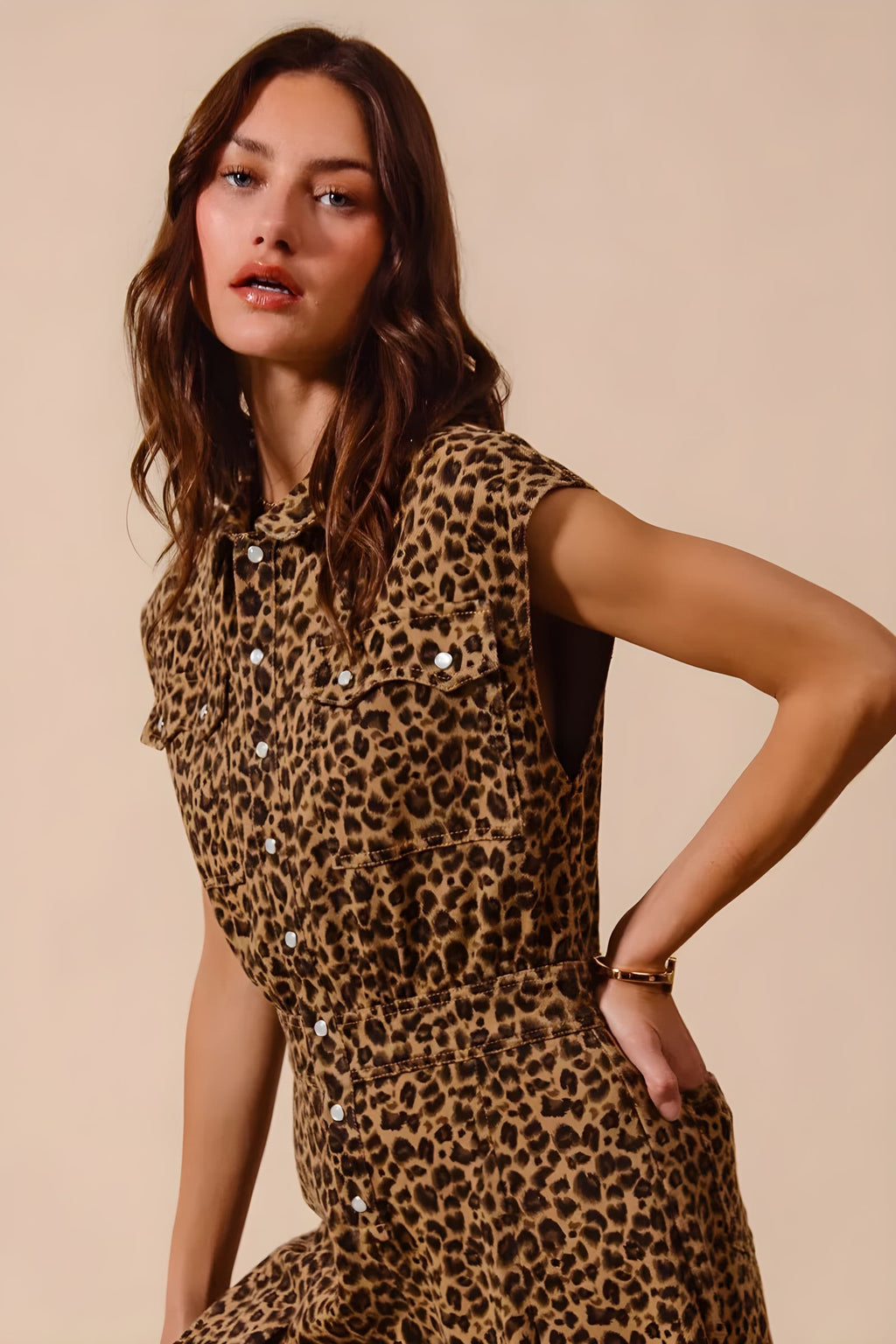 Έτσι, με το Wide Lole Leopard Flals Jumpsuit με το Tuck