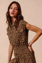 Έτσι, με το Wide Lole Leopard Flals Jumpsuit με το Tuck