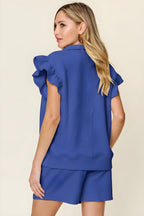 Fullstorleksstrukturerad flounce hylsa topp & dragstring shorts set