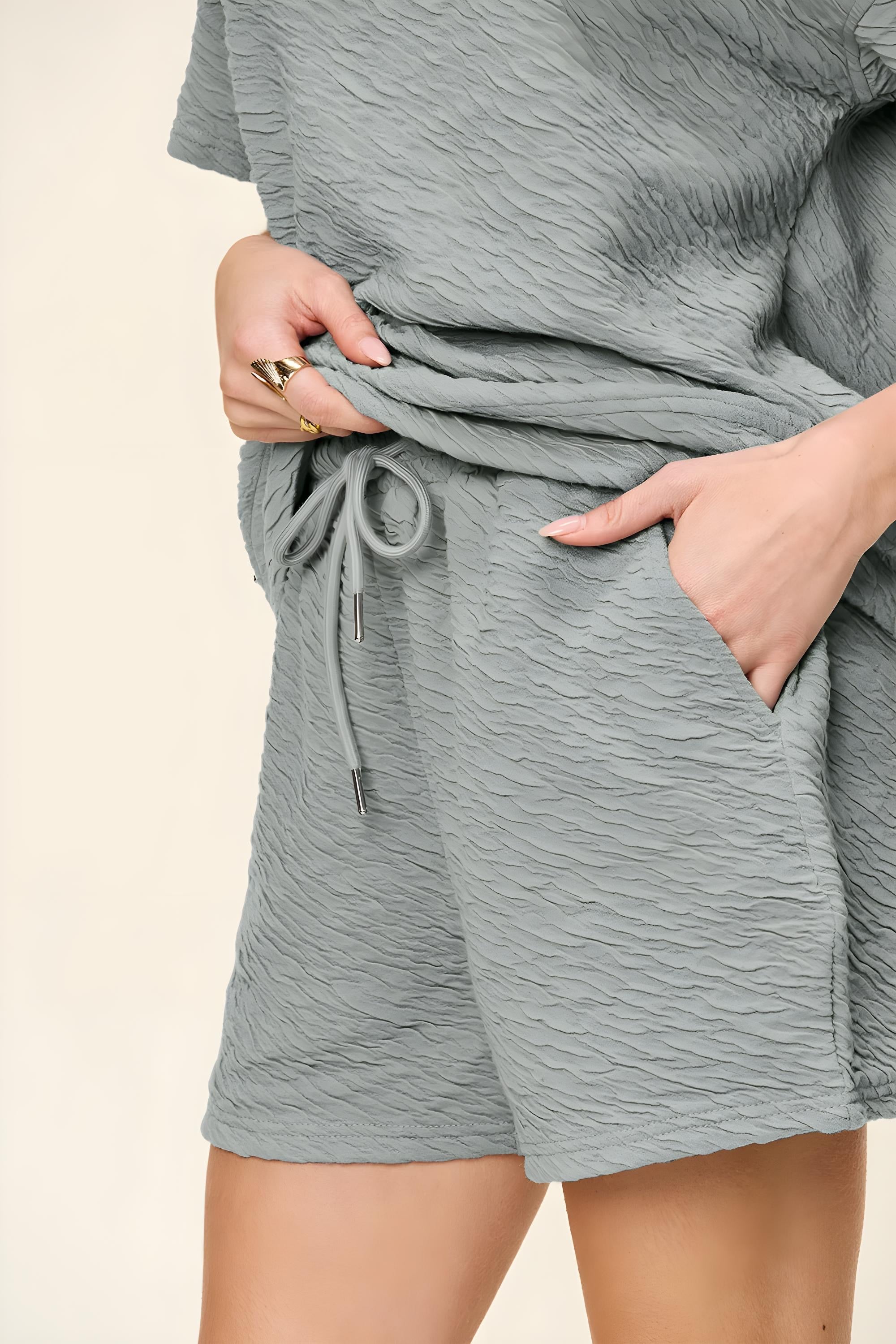 طقم تي شيرت بأكمام قصيرة وشورت برباط كامل الحجم من Double Take