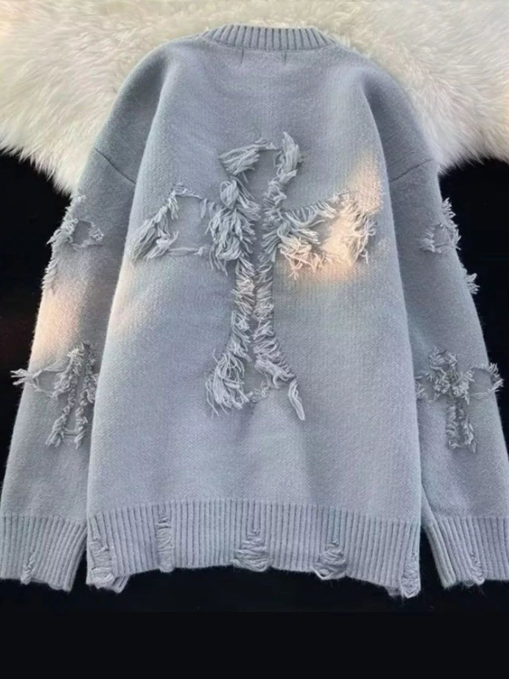 Pánsky sveter veľkých veľkostí s opotrebovaným vzhľadom – štýlový a pohodlný