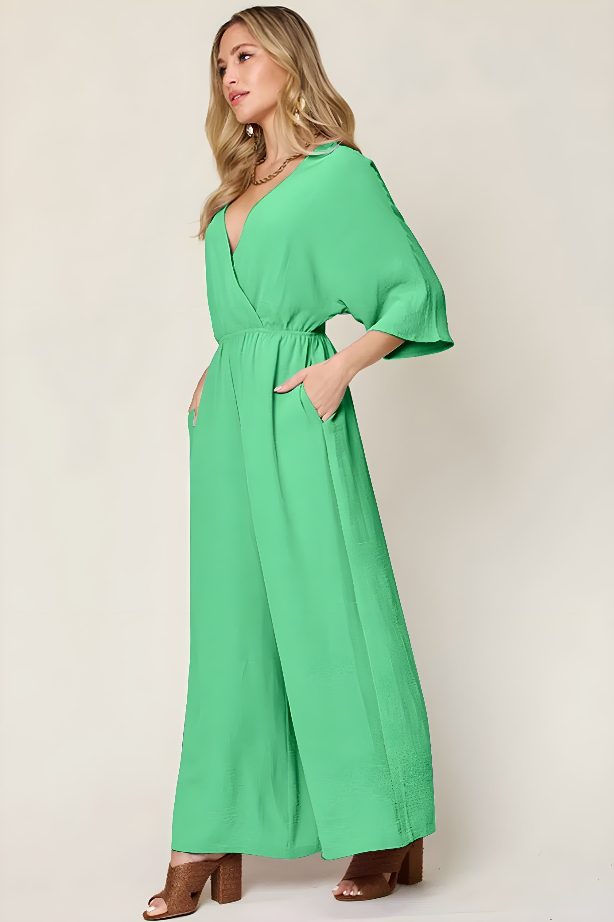 جمبسوت دبل تيك كامل الحجم بتصميم سوربليس واسع الأرجل مع جيوب